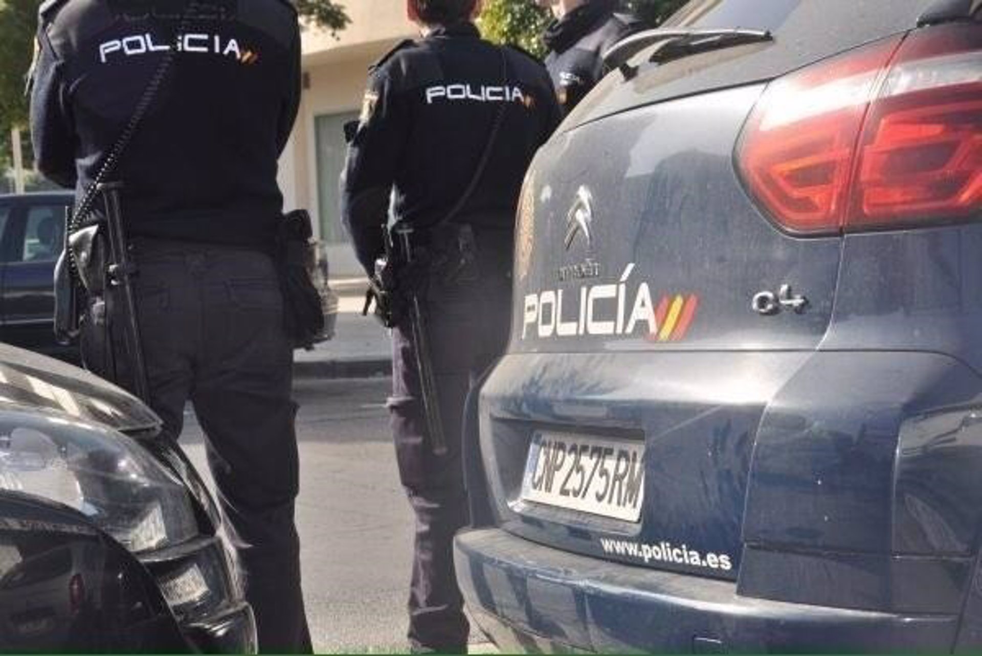 Un agente de la Policía Nacional, hospitalizado tras sufrir una paliza por parte de varias personas en Talavera