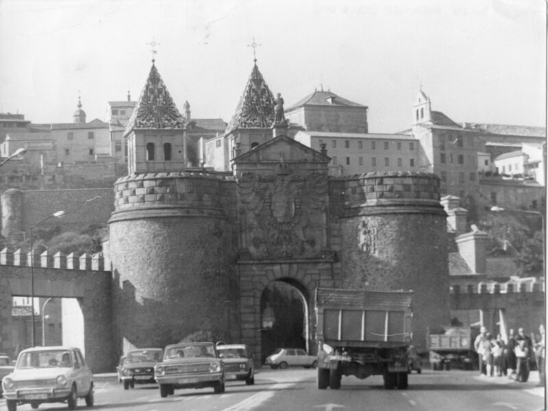 De cómo Bisagra se convirtió en rotonda para abrirse al tráfico derrumbando parte de la muralla
