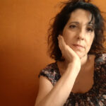 La escritora Elena Román publica 'Amapolamen', un poemario en el que aborda la sociedad con "un toque absurdo"