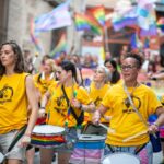 batucada lgtbi orgullo manifestacion homosexualidad bandera