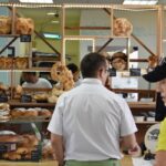 comercio local panaderia pan bolleria pasteleria cliente compra
