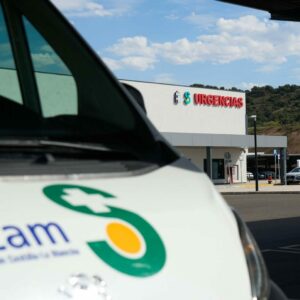 Una trabajadora herida tras olvidar poner el freno de mano en su coche y quedar atrapada contra un árbol