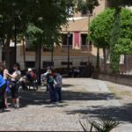 infancia niñ juego calle plaza salvador gente turismo residentes vecin plaza arbol sombra verano calor