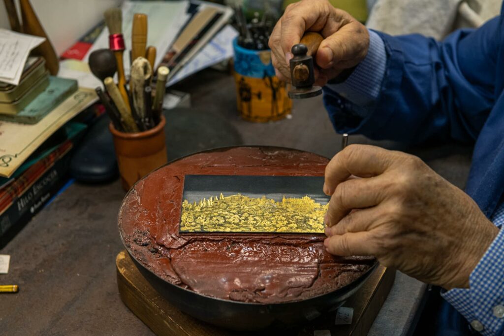 Toledo blinda el damasquinado con una titulación en la Escuela de Arte tras su declaración como BIC