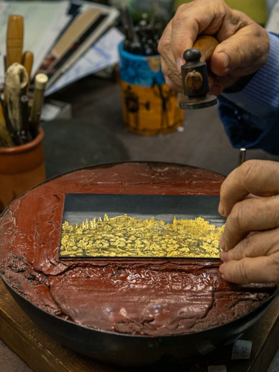 Toledo blinda el damasquinado con una titulación en la Escuela de Arte tras su declaración como BIC