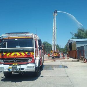 Extinguido el incendio en una nave de baterías de teléfonos y ordenadores de Seseña