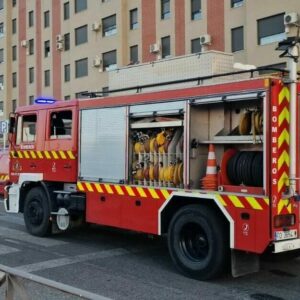 Una mujer afectada por inhalación de humo tras un incendio en el salón de su vivienda de Toledo