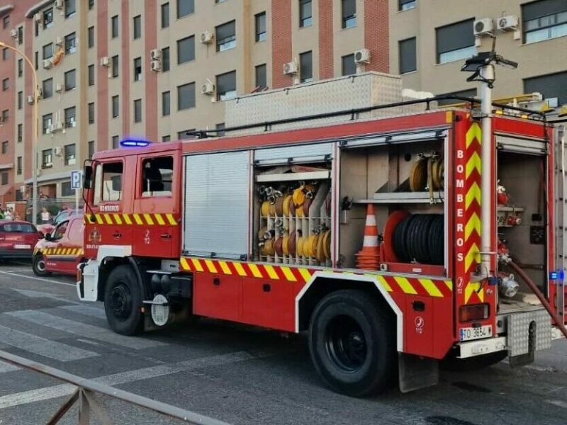 Una mujer afectada por inhalación de humo tras un incendio en el salón de su vivienda de Toledo