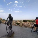 Un ciclista rompe a llorar, este martes, junto a la estatua que Toledo dedicó a Federico Martín Bahamontes Foto Francisca Bravo