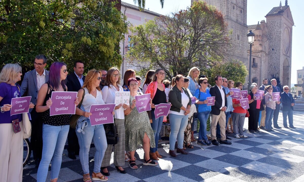 PSOE Talavera organiza su propio minuto de silencio por las víctimas de violencia machista frente al del Ayuntamiento de PP y Vox