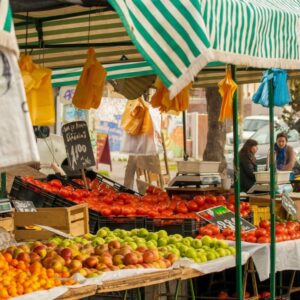 Los mercadillos de 'El Martes' y del Polígono podrán vender fruta y verdura antes de que acabe el año