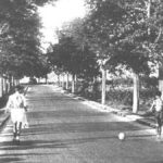 Santos Barrios y Betancourt, camino a las Olimpiadas de Barcelona 1936 desde Madrid a pie, pasándose un balón de fútbol
