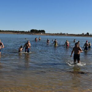 Más de veinte personas reclaman con un baño invernal la mejora de las Lagunas de Villafranca y su entorno natural