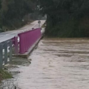 Corte de tráfico en la CM-5150 en Corchuela por el desbordamiento del arroyo Alcañizo