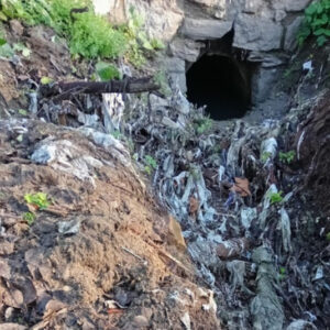 El Ayuntamiento de Toledo afirma que ya ha limpiado las toallitas del Tajo: "Trabajamos para eliminar los vertidos cuanto antes"