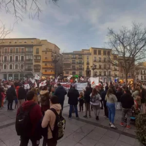Reducir ratios, carga lectiva o burocracia, reclamaciones de los docentes en Toledo: "Page, menos Puigdemont, más educación"