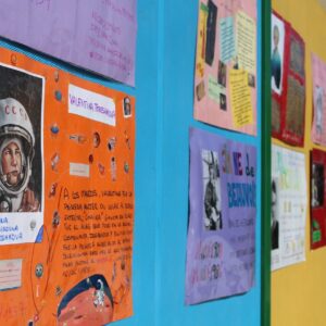 Al aire libre y para todos los públicos, así es la exposición feminista creada por el alumnado de un colegio de Olías del Rey por el 8M