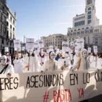 La Compaña Feminista recuerda a las mujeres asesinadas por violencia machista durante una manifestación por el 25N en Madrid (España). Diego Radamés - Europa Press