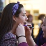 Una mujer maquilla a otra durante la manifestación convocada por el Día Internacional de la Mujer, el 8 de marzo de 2023. - Javi Carrión - Europa Press