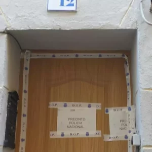 Las investigaciones policiales localizan a los primeros familiares de las personas fallecidas en un piso en Toledo