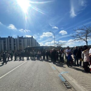 Decenas de personas acuden al reparto gratuito de frutas y verduras en la última protesta agrícola en Toledo