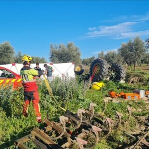 Un hombre fallece tras salirse del camino con un tractor y quedar atrapado en Val de Santo Domingo