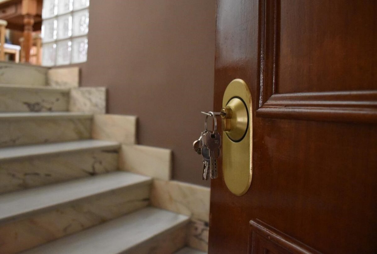 Velázquez soluciona el problema de la vivienda... de Lucía