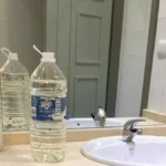 Garrafas de agua en los baños de personal de la Biblioteca Imagen cedida