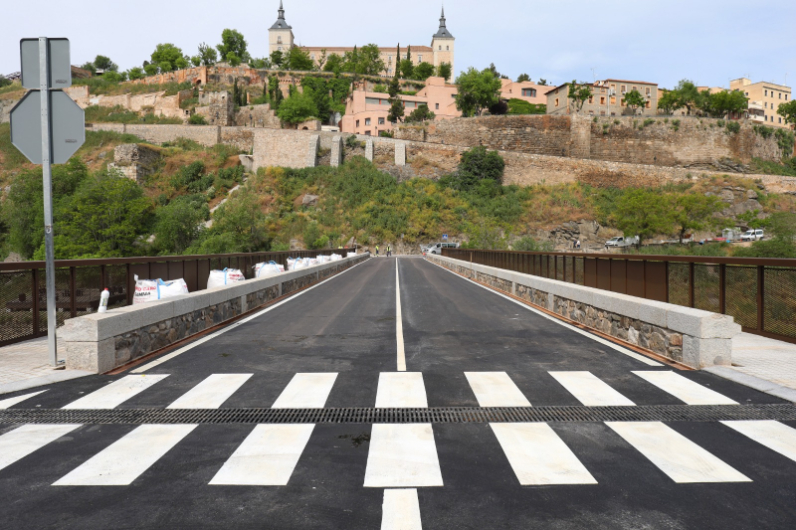 Toledo pierde 200.000 euros de fondos europeos por el retraso en las obras de la pasarela del puente nuevo de Alcántara