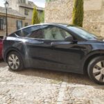 Un Tesla francés aparcado en dos plazas de residente en Santa Eulalia: no es el turismo que queremos