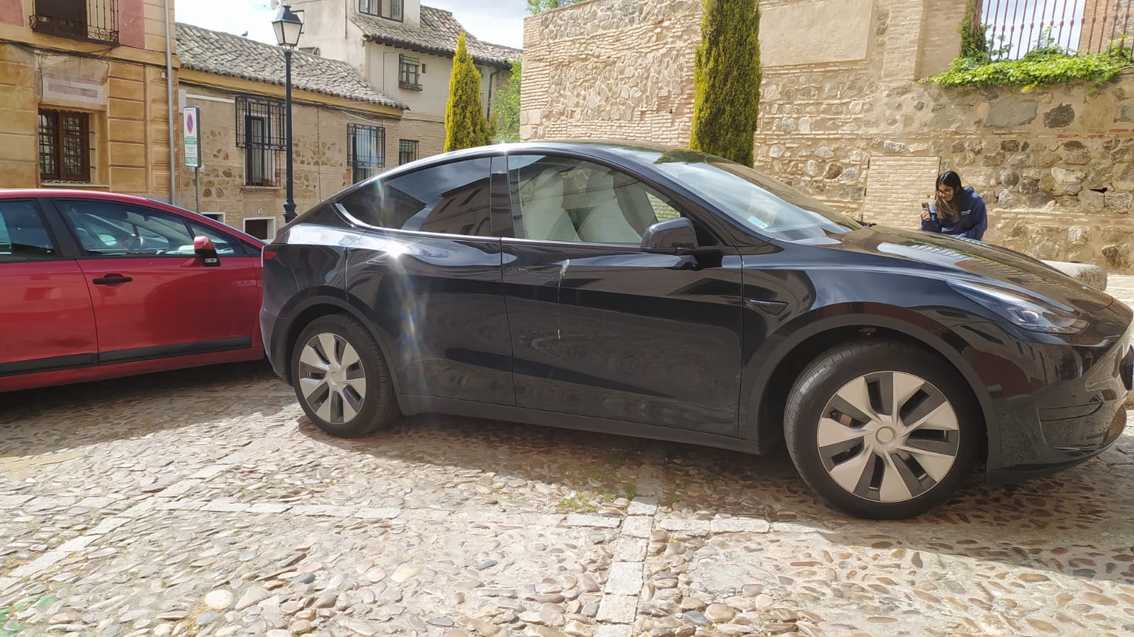 ALTAVOZ VECINAL | Un Tesla francés aparcado en dos plazas de residente en Santa Eulalia: no es el turismo que queremos