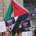 Algunos de los carteles de la protesta, junto con la bandera palestina Alicia Avilés Pozo
