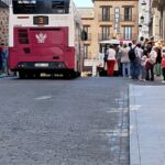 Cuesta de Carlos V obstaculizada por usuarios del tren y el autobús turísticos