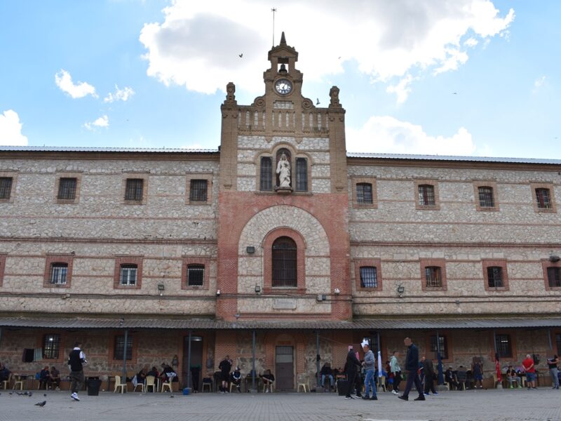 El teatro solidario cruza los muros de Ocaña I con la representación de 'La venganza de don Mendo'
