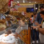 El pequeño comercio de Toledo ofrecerá bonos con un 20% de descuento en compras navideñas de hasta 100 euros comercio local economia compra dulce pasteleria