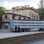 Un camión de ganado se cuela en el Casco Histórico y termina atascado en el Museo del Greco
