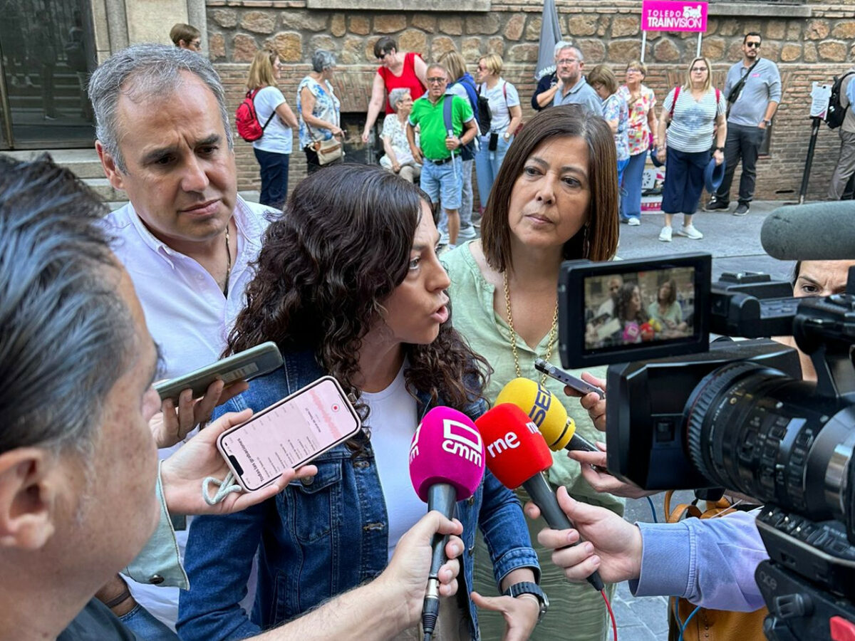 El PSOE celebra que la bandera LGTBI vuelva al Ayuntamiento pero dice que "no puede blanquear políticas negacionistas de PP"