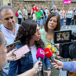 El PSOE celebra que la bandera LGTBI vuelva al Ayuntamiento pero dice que "no puede blanquear políticas negacionistas de PP"
