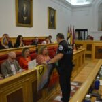 El alcalde de Toledo se niega a comenzar el pleno del Ayuntamiento por una bandera LGTBI en la bancada del PSOE