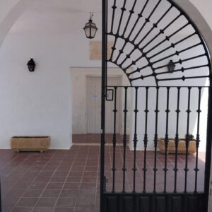 Otro robo más en un cementerio: esta vez unos 140 crucifijos de bronce en La Guardia