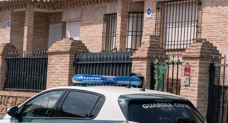 Un coche de la Guardia Civil en el lugar en el que han sido detenidas las dos personas relacionadas con el asesinato de Borja Villacís, a 5 de junio de 2024, en Yuncos, Toledo. -