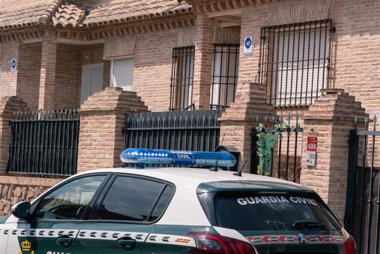 Un coche de la Guardia Civil en el lugar en el que han sido detenidas las dos personas relacionadas con el asesinato de Borja Villacís, a 5 de junio de 2024, en Yuncos, Toledo. -
