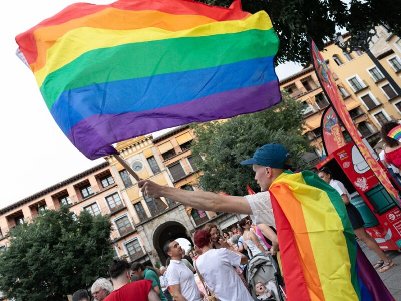 Vox abre la puerta a colocar la bandera LGTBI en Toledo sin la unanimidad de los grupos y deja la decisión en manos del PP