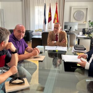 Reunión de los alcaldes de Gamonal y Talavera para evitar la reapertura del "mal llamado hotel Jake"