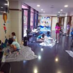 Jóvenes de la Escuela de Pintura de Los Yébenes participan en la decoración del área de Pediatría de su Centro de Salud