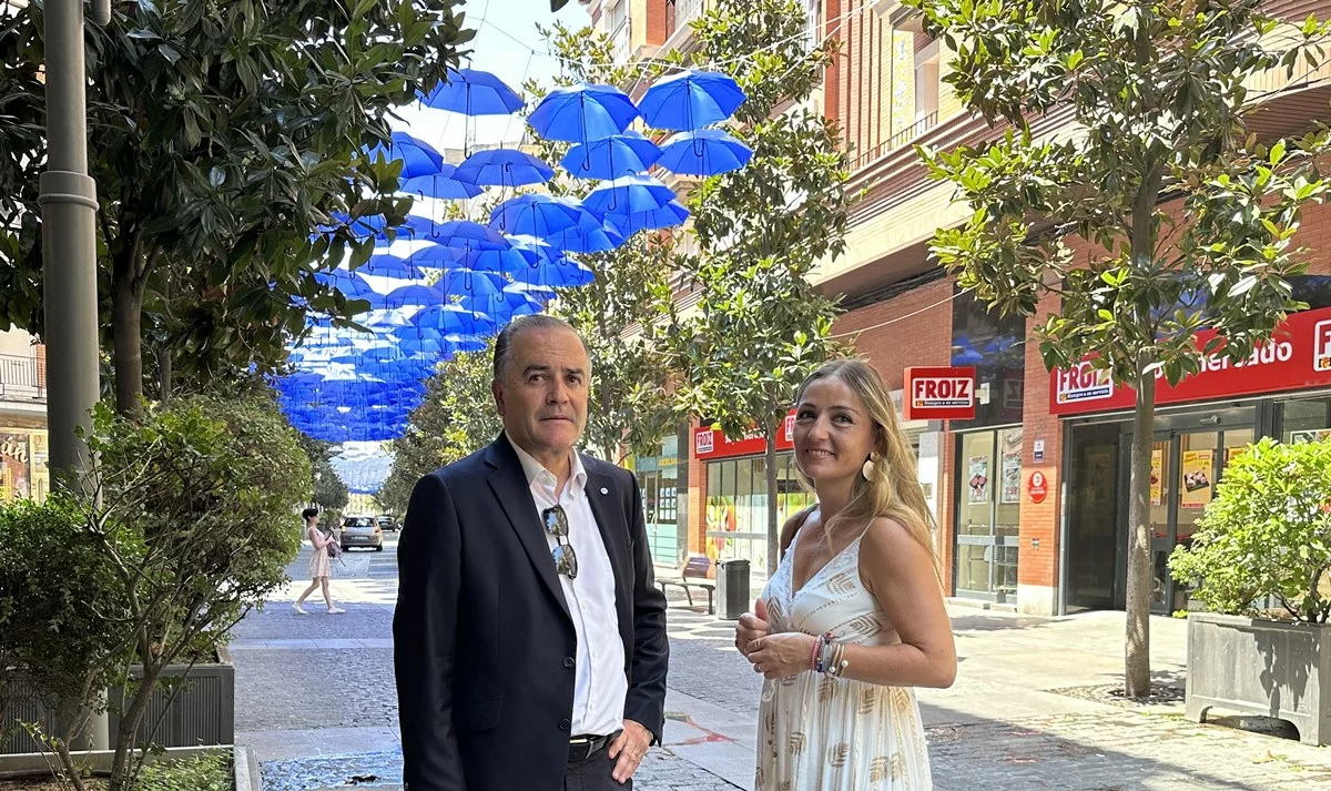Un total de 1.500 paraguas darán sombra en dos calles comerciales de Talavera de la Reina