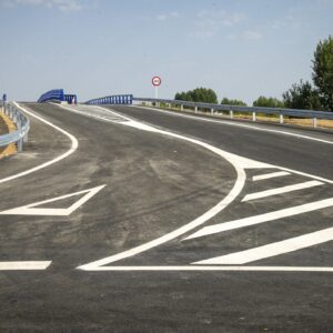 Un trabajador de carreteras queda atrapado en sal al romperse una trampilla de un silo de Illescas