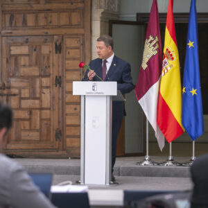 Con rosa roja en mano, así ha criticado Page el acuerdo del PSOE con ERC: "Es una fábrica de alimentar a la extrema derecha”