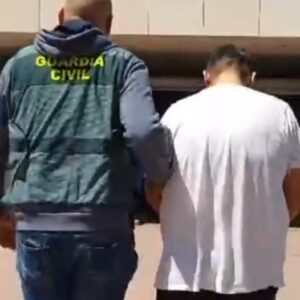 Pelucas, gafas o pañuelos: detienen a cinco personas que se disfrazaban para robar en vehículos y áreas de servicio