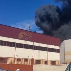 Controlado el incendio de una empresa de climatización en Casarrubios del Monte